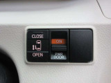 助手席側はパワースライドドアになっています。運転席からもスイッチ1つで開閉する事ができます。