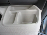 運転席側の手の届きやすい位置にドリンクホルダーが付いています。