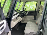 運転席からの視界は良好で、運転操作もスムーズに行えます。シンプルで使いやすい内装で、落ち着いたドライブを楽しめます。