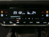 オートエアコンは左右席で独立温度コントロールが可能です。運転席はキンキンに冷やして助手席はマイルドにと言った設定が可能です☆暑さ寒さでケンカすることもなくなりますね♪