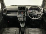 【インパネ】運転のしやすさを最優先に設計された見晴らしの良いフロントビュー。車両間隔が掴みやすく狭い道でも安心♪「安全」と「品質」を最優先に、安心してお乗りいただけるクルマを提供いたします。