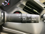 操作しやすい位置に配置されたウインカーレバー。直感的に操作でき、安全な車線変更をサポートします。