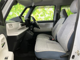 運転しやすい視界と、操作しやすい配置が魅力。スムーズな運転をサポートし、快適なカーライフを実現します。
