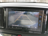 バック駐車が苦手な方や、初めてのお車で不安な方も安心。後方の映像をナビ画面に表示するため、周囲を確認しながらスムーズに駐車できます。