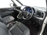 シンプルで使いやすいデザインの運転席です。