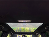 【ガラスルーフ】ガラスルーフ搭載で車内の解放感が一気にアップ!開放的なドライブをお楽しみいただけます。