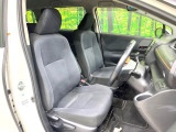 運転席まわりには十分なスペースがあり、大柄な方でもゆったり運転していただける環境です。