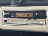 【オートエアコン】一度お好みの温度に設定すれば、車内の温度を検知し風量や温度を自動で調整。暑い&hellip;寒い&hellip;と何度もスイッチ操作をする必要はありません。快適な車内空間には必須の機能ですね♪