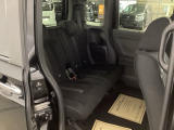 ホンダ車の低床ボディは、チャイルドシートへのお子さまの乗降や荷物の積載もスムーズ。後席にも左右分離式のアームレストがついております。ゆっくりおくつろぎいただけます。