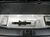 スペアタイヤレス車です。応急セットを搭載しております。
