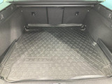●すっきりとした見た目のスクエア形状のラゲッジスペースです。また荷物が多い時、急なお買いものの際にもリヤシートを倒していただくことにより十分なスペースを確保できます。