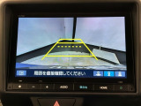 リバースギアに入れるだけで後方の表示へ切り替わります。夜間や雨の日の駐車も楽になりますよ。
