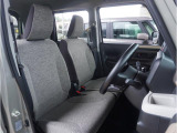 【清潔感のある運転席&助手席】隅々までクリーニングの行き届いた運転席&助手席。目立ったシミや汚れ等もございません。