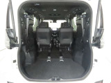 大きな開口幅で荷物を出し入れしやすいのが魅力のラゲージスペースです!リヤシートのシートバックの工夫で、更に積載容量が広くなり、よりたくさんの荷物の収納・長尺の荷物の収納が可能になります♪