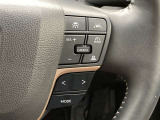 前方の車との車間を設定し、スピードを上げたり緩めたりを自動で行ってくれる追尾式の「レーダークルーズ」。上級装備の一つです!高級車にしかつかない嬉しい機能です。