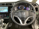 【ハンドル】運転にかかわる様々な操作を安全に行えるように視点移動が少なく操作性に配慮されたスイッチ類が凝縮されたコックピットです。