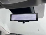 スマートルームミラーで後方の映像がルームミラーで確認できます。