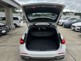 ゆったりとしたトランクルームでございます。たくさんのお荷物の車載が可能でございます。