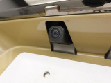 後退時に車両の後ろ側をモニター画面に表示します。車庫入れなどでバックする際に後方確認ができて便利です。車庫入れが苦手な人もこれで安心。