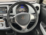 握りやすいステアリングで、運転操作を快適にサポート。スムーズなハンドリングで、運転の楽しさを味わえます。
