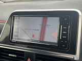 見やすい地図画面で、運転中でもスムーズなナビゲーションを実現。細部まで表示される情報で、初めての道も安心です。