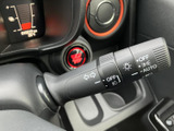 操作しやすい位置に配置されたレバーで、スムーズな合図操作が可能です。安全運転をサポートし、周囲への配慮を促します。