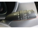 ハイビームで走行中、対向車を検知し操作することなく部分的に遮光します。対向車に眩しい思いをさせることなく、ハイビームの視認性を確保します。