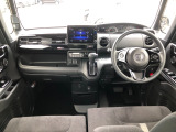 【インパネ全体】手が届きやすく、どなたでも運転しやすいです。シンプルで使いやすい設計になっています!