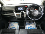 運転にかかわる様々な操作を安全に行えるように視点移動が少なく、操作性に配慮されたスイッチ類が凝縮されたコクピットです。