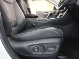 パワーシート搭載。微妙な調整が手軽にでき、ピッタリなポジションで運転することが可能です。