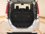 【荷室(トランク・ラゲッジスペース)】普段のお買い物に十分なスペースがあります。