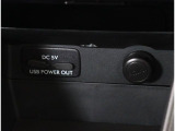 携帯デバイスの充電が可能なUSB出力DC5V電源を2口装備。アクセサリーDC12V電源ソケットも装備していてとても便利です!