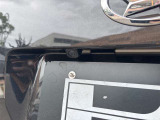 【バックカメラ】後退時に車両後方の映像をモニターに映す機能。目視できない死角を確認でき、衝突事故を防ぎます。駐車が苦手な方だけでなく全てのドライバーに必須の安全装備です。