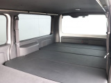 背もたれを倒せばフルフラット展開が可能です☆☆