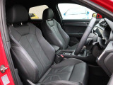 Audi車はどの車種も全てレザーハンドルです。そこにはAudiのこだわりがあり質感の高いレザーでしっかりと手に馴染み、高級感を演出します。