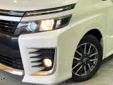 【LEDヘッドライト】悪天候や夜間走行時も良好な視界を確保し安心して運転できる高輝度LEDヘッドライトを装備!点灯速度が早く、消費電力も抑えられています。