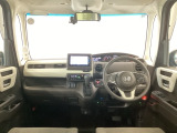 【前方視界】開放的な前方視界!運転がしやすく疲れにくいです♪窓が大きく、見通しがとっても良いおクルマですよ♪