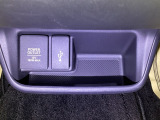 スマートフォンなどの充電に便利なUSBジャック。運転席からも助手席からも使いやすいです。