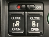 【両側パワースライドドア】両側がパワースライドドアになっており、運転席のスイッチやスマートキーでも開閉が可能です!開口部も広いので乗り降りも楽々♪