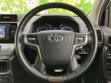 握りやすいステアリングは、運転の操作性を高めます。オーディオやハンズフリー通話などの操作も可能で、快適なドライブをサポートします。