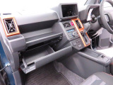 愛知ダイハツのお店では、ダイハツ車を知り尽くしたプロフェッショナルなサービススタッフが、専用の診断機器を使って各システムを点検しております。