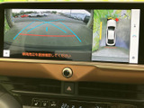 後方確認をサポートし、安全な運転に貢献します。駐車時の狭いスペースも、より確実な操作を可能にしてくれます。