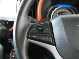 ステアリングスイッチ付き。前方から目を離すことなく操作することが可能です。