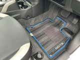 純正フロアカーペット付きです。社外品とは違い、マットのズレも少なく安全に運転できます。