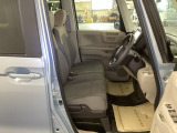 ベンチシートは、運転席と助手席の移動もスムーズ! 狭い駐車場での乗り降りや、お子様の乗り降りにも便利です。
