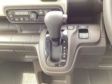 【eコンスイッチ】低燃費運転をサポートするECONモード。スイッチをONすると、エンジンやトランスミッション、A/Cなどを協調制御し、燃費の向上に貢献。エコドライブの効果を高めます。