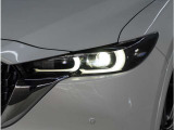 【LEDヘッドライト】悪天候や夜間走行時も良好な視界を確保し安心して運転できる高輝度LEDヘッドライトを装備。明るい上に点灯速度が早く消費電力も抑えられています。