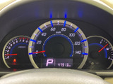 視認性の高いメーター類で、運転に必要な情報をしっかり確認できます。落ち着いた色合いと配置で、運転に集中できる空間を演出します。