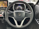 握りやすいステアリングで、快適な運転操作をサポート。操作性にも優れており、スムーズなハンドリングを実現します。運転の楽しさを向上させます。