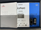 スマートキーは鍵をバッグに入れたままでもドアロックの開閉やエンジンのON・OFFができます。夜間や雨の日も鍵を探さなくて良いので便利です。